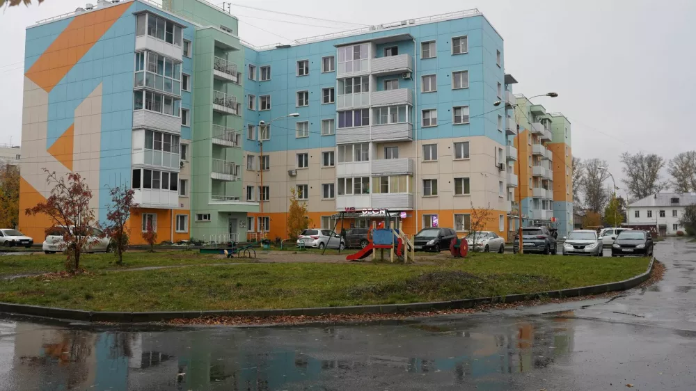 Cars stand in the courtyard of a residential building in the town of Shelekhov in the Irkutsk region, Russia, October 6, 2026. REUTERS/Stringer