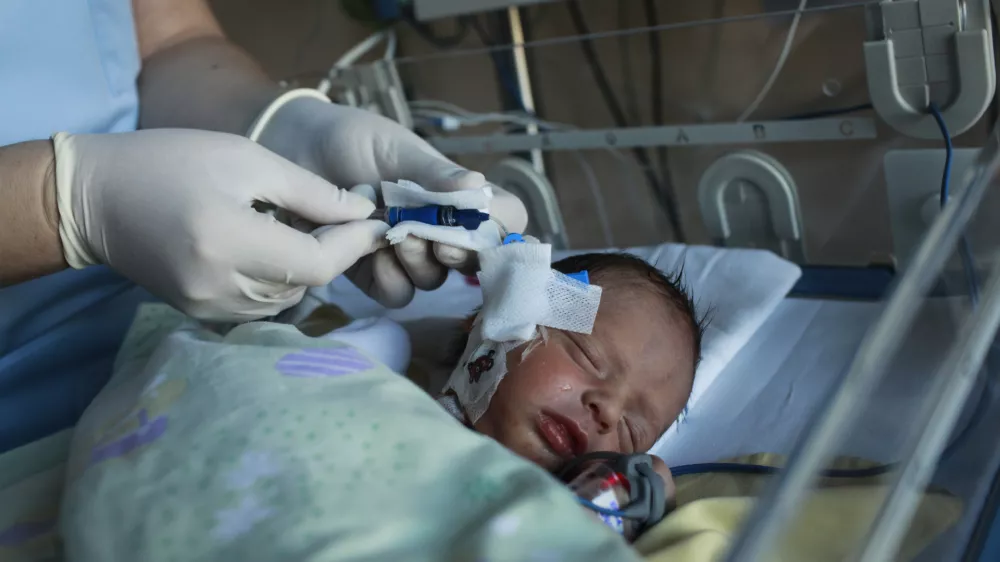 - 2.12.2013 - Pediatrična klinika UKC v Ljubljani - Klinični oddelek za neonatologijo ob 60-letnici delovanja, kjer sprejemajo novorojenčke iz vseh slovenskih porodni&scaron;nic, usmerjeni pa so v specialno diagnostiko bolnih novorojenčkov in nedono&scaron;enčkov.      //FOTO: Luka Cjuha