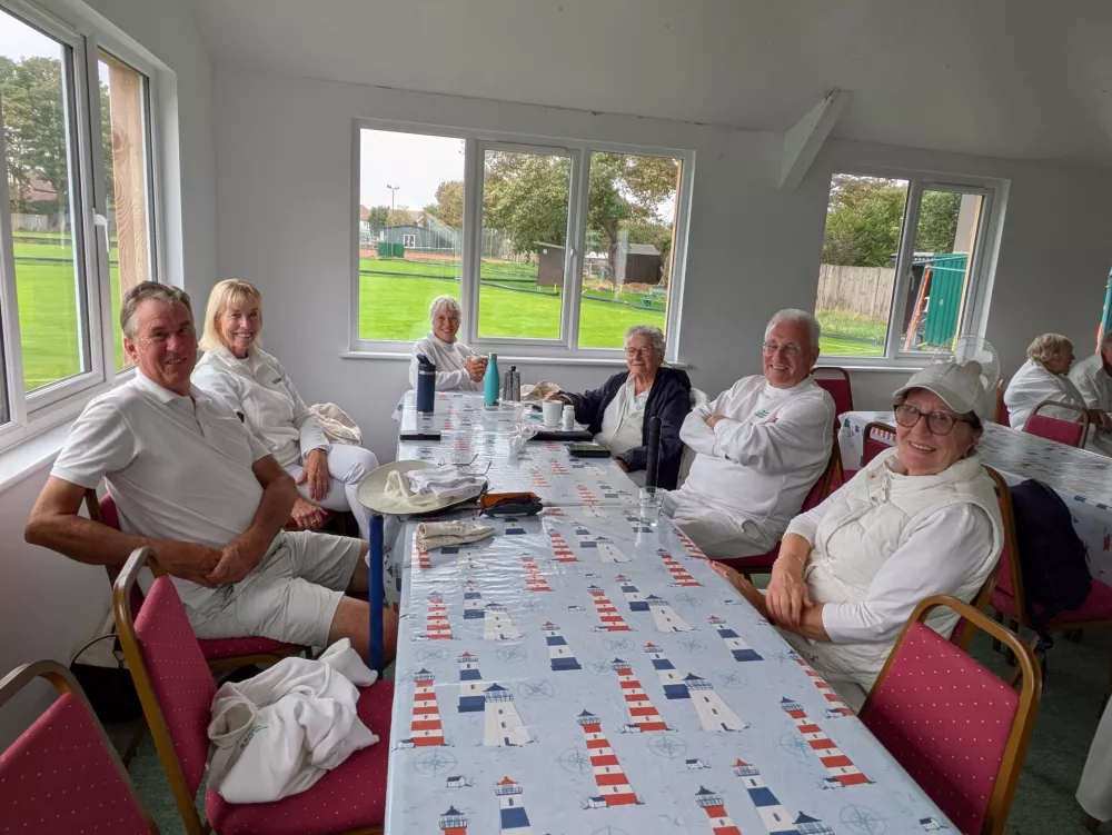 Stoletna Jean Farguson (na sredini v temni jopici) v družbi drugih ljubiteljev kroketa med turnirjem v Sussex County Croquet Clubu. Leta očitno niso ovira za prijetno druženje in &scaron;portno tekmovalnost. Foto: John Low / Foto: John Low