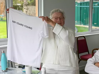 Sto let mlada! Jean Farguson je ob svojem častitljivem jubileju ponosno pokazala majico z napisom &raquo;100 let mlada&laquo;. Le devet dni po stotem rojstnem dnevu se je udeležila turnirja v kroketu. Foto: John Low. / Foto: John Low
