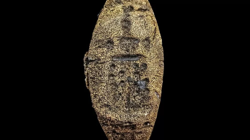 Story from Jam Press (Divers Ancient Ring)Pictured: Bronze signet-ring representing the Lighthouse of Alexandria discovered on the Royal Island of Antirhodos.PICTURES: Divers uncover lost 2,000-year-old ring inside Cleopatra's underwater 'sunken palace'Divers have discovered the first known ring depicting one of the Seven Wonders of the Ancient World.The extraordinary bronze signet shows the Lighthouse of Alexandria, which once towered over the Egyptian city and guided ships safely into its harbour.It was recovered from the remains of a submerged royal palace on Antirhodos, an island that formed part of Alexandria's ancient Royal Quarters before disappearing beneath the Mediterranean.The tiny treasure was found during underwater excavations led by French archaeologist Franck Goddio and the European Institute for Underwater Archaeology, as reported by NeedToKnow.Pictures from the expedition show divers exploring the murky ruins with torches before bringing the heavily corroded ring to the surface.Despite spending centuries underwater, its raised design remains visible and bears a striking resemblance to depictions of the lighthouse found on some second-century Roman coins.Experts say it is the first known bronze ring-signet to carry an image of the celebrated structure.The location of the find could make it even more significant.Archaeologists believe parts of the sprawling palace may once have housed administrative offices &ndash; potentially including officials responsible for running the lighthouse.Franck said: "The discovery of the ring-signet is even more important as it has been excavated in the legendary palace of the Island of Antirhodos, that once was a centre of power."The palace was witnessed by Greek geographer Strabo when he visited Egypt between 29 and 25BC.Archaeologists have now uncovered architectural remains covering several thousand square metres beneath the waves.The wider royal district was once associated with some of the ancient world's most famous figures, including Cleopatra VII, Julius Caesar and Mark Antony.Alexandria was founded by Alexander the Great in 331BC and later became the capital of Egypt under the Ptolemaic dynasty.Its enormous lighthouse was built on the island of Pharos during the third century BC and is thought to have stood more than 100 metres tall.For centuries, it was among the tallest man-made structures on Earth and helped sailors navigate the dangerous approach to the bustling port.But repeated earthquakes badly damaged the lighthouse, and it eventually vanished, leaving the Great Pyramid of Giza as the only surviving member of the traditional Seven Wonders.Large areas of ancient Alexandria's waterfront also sank following earthquakes, tidal waves, subsidence and changes in sea level.Some remains now lie as much as eight metres beneath the surface.Egypt's Minister of Tourism and Antiquities, Sherif Fathy, and his assistant, Dr Ahmed Rehema, visited the expedition's research vessel to see the newly discovered ring and watch the underwater work.The mission has also been examining other sites around Alexandria's Eastern Harbour, with archaeologists recovering pottery, glassware and everyday objects spanning centuries of the city's history.Researchers hope continued work at Antirhodos will reveal more about how the palace operated and the people who lived and worked at the heart of ancient Alexandria.The excavations are being undertaken by the European Institute for Underwater Archaeology in collaboration with Egypt's Ministry of Tourism and Antiquities and with support from the Hilti Foundation.The institute has been investigating Alexandria's submerged ruins since 1992.ENDSEDITOR'S NOTE: Non-Exclusive Licence: A non-exclusive licence has been obtained directly from the verified copyright holder. The copyright holder retains the ability to license the content elsewhere.,Image: 1141372667, License: Rights-managed, Restrictions: EDITOR'S NOTE: Non-Exclusive Licence: A non-exclusive licence has been obtained directly from the verified copyright holder. The copyright holder retains the ability to license the content elsewhere., Model Release: no / Foto: Profimedia