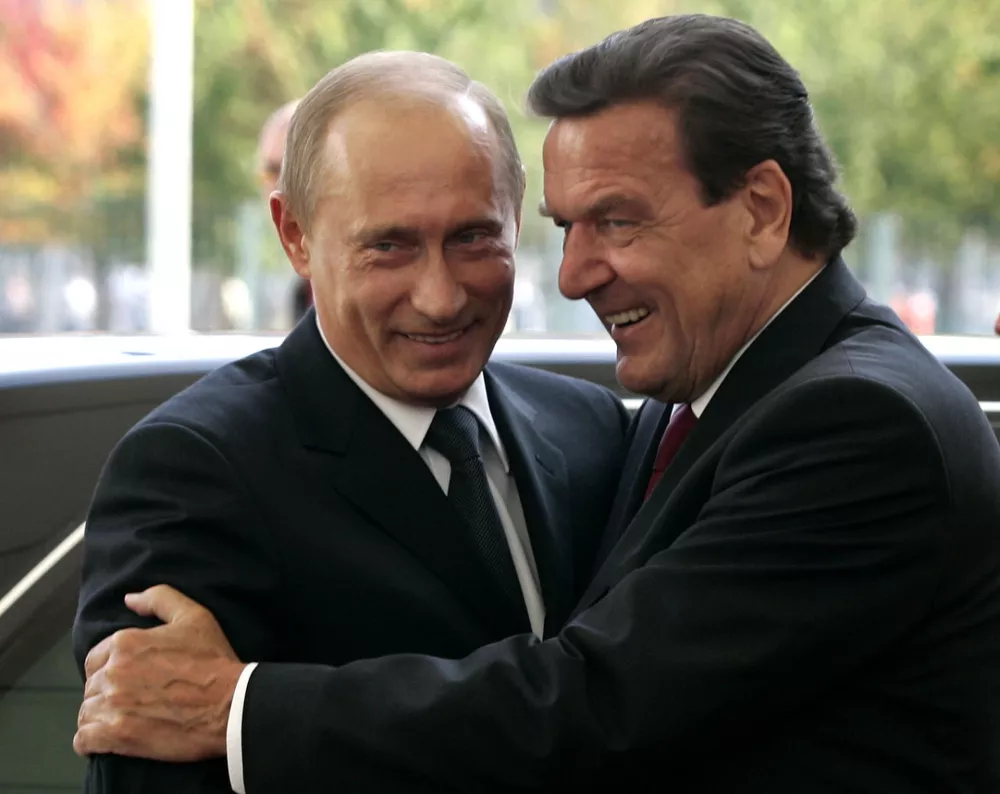Bundeskanzler Gerhard Schroeder, rechts, begruesst den russischen Praesidenten Wladimir Putin am Donnerstag, 8. September 2005, im Bundeskanzleramt in Berlin. Im Mittelpunkt des Treffens steht die Unterzeichnung einer Vereinbarung ueber den Bau einer Erdgaspipeline durch die Ostsee. (AP Photo/Herbert Knosowski) --- German Chancellor Gerhard Schroeder, right, welcomes Russia's President Vladimir Putin in Berlin on Thursday, Sept. 8, 2005. Schroeder and Putin are to sign an agreement on a Baltic Sea gas pipeline aimed at boosting Russia's gas sales to Europe. The visit of Putin is probably Schroeder's last international meeting before Germany's general elections on Sept. 18. (AP Photo/Herbert Knosowski)