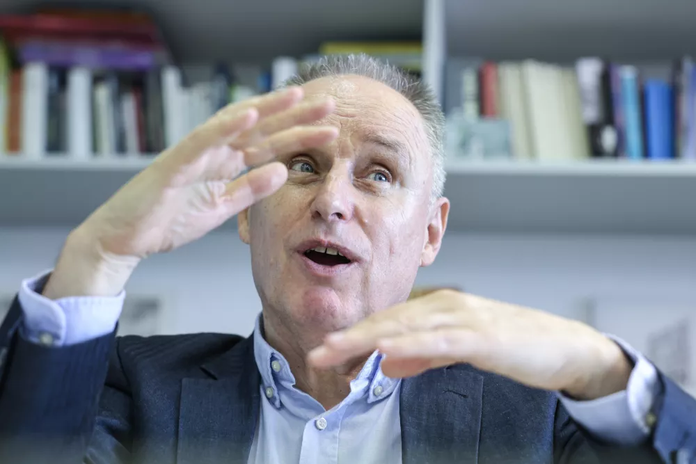 Slavko Gaber, nekdanji minister za &scaron;olstvo: Igrati se z usodo države ni ne pametno ne spodobno