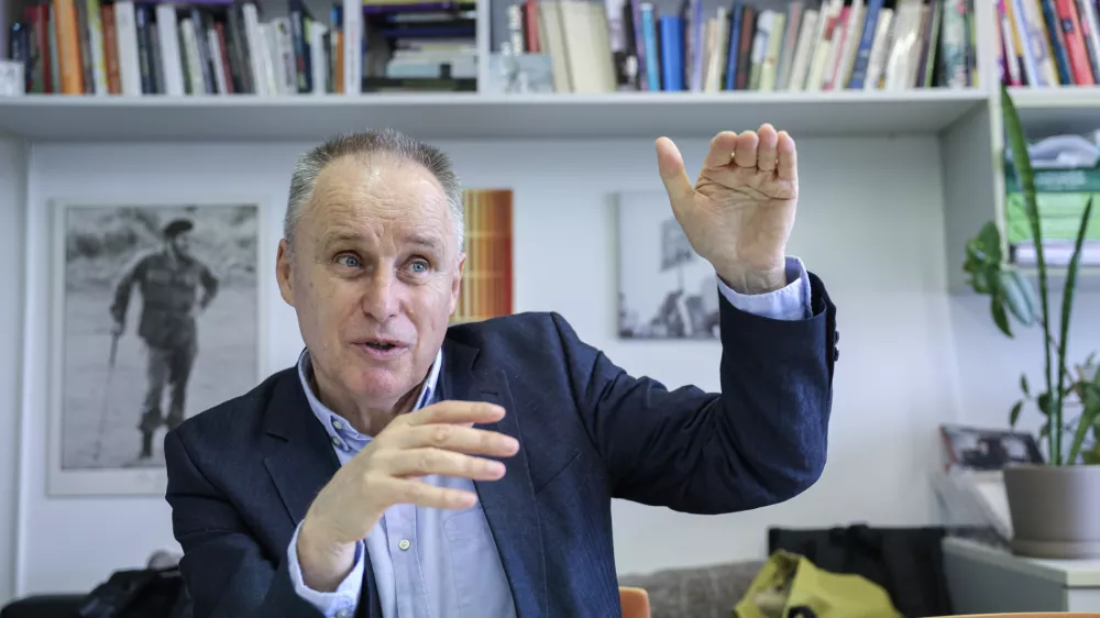 Slavko Gaber, nekdanji minister za &scaron;olstvo: Igrati se z usodo države ni ne pametno ne spodobno