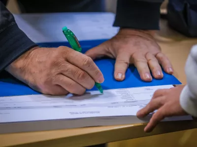 Ljubljana, prostori MOL.Predcasno glasovanje za zakonodajni referendum o noveli zakona o parlamentarni preiskavi ter tri posvetovalne referendume - o ukinitvi obveznega placevanja prispevka za Radiotelevizijo Slovenija, o pogojevanju pravice do denarne socialne pomoci z aktivnim vkljucevanjem delovno sposobnih upravicencev v druzbenokoristna dela ter o volilni pravici na lokalnih volitvah.