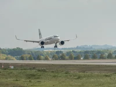Ein Airbus A319 der estnischen Ferienfluggesellschaft Marabu Airlines mit dem Kennzeichen ES-MBH rollt am Flughafen Leipzig/Halle &uuml;ber das Vorfeld. Marabu wurde Ende 2022 in Tallinn gegr&uuml;ndet und nahm im Fr&uuml;hjahr 2023 den Flugbetrieb auf. Hinter der jungen Airline steht die Investmentgesellschaft Attestor, die zugleich Mehrheitseigent&uuml;mer von Condor ist. Seit 2023 arbeiten Marabu und Condor eng zusammen: Marabu-Fl&uuml;ge k&ouml;nnen &uuml;ber Condor gebucht werden und sind teilweise als Condor-Codeshare-Verbindungen in das Angebot des Ferienfliegers integriert. Von Deutschland aus bedient Marabu vor allem touristische Ziele rund um das Mittelmeer, in Portugal, auf den Kanaren und in &Auml;gypte Marabu Airlines Leipzig *** An Airbus A319 operated by th,Image: 1141488063, License: Rights-managed, Restrictions: imago is entitled to issue a simple usage license at the time of provision. Personality and trademark rights as well as copyright laws regarding art-works shown must be observed. Commercial use at your own risk., Model Release: no 
