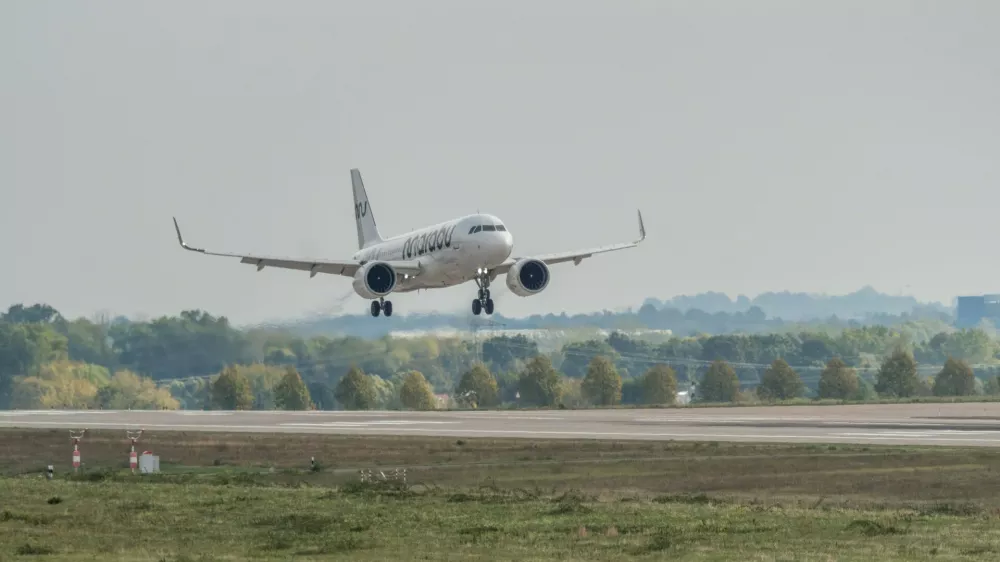Ein Airbus A319 der estnischen Ferienfluggesellschaft Marabu Airlines mit dem Kennzeichen ES-MBH rollt am Flughafen Leipzig/Halle &uuml;ber das Vorfeld. Marabu wurde Ende 2022 in Tallinn gegr&uuml;ndet und nahm im Fr&uuml;hjahr 2023 den Flugbetrieb auf. Hinter der jungen Airline steht die Investmentgesellschaft Attestor, die zugleich Mehrheitseigent&uuml;mer von Condor ist. Seit 2023 arbeiten Marabu und Condor eng zusammen: Marabu-Fl&uuml;ge k&ouml;nnen &uuml;ber Condor gebucht werden und sind teilweise als Condor-Codeshare-Verbindungen in das Angebot des Ferienfliegers integriert. Von Deutschland aus bedient Marabu vor allem touristische Ziele rund um das Mittelmeer, in Portugal, auf den Kanaren und in &Auml;gypte Marabu Airlines Leipzig *** An Airbus A319 operated by th,Image: 1141488063, License: Rights-managed, Restrictions: imago is entitled to issue a simple usage license at the time of provision. Personality and trademark rights as well as copyright laws regarding art-works shown must be observed. Commercial use at your own risk., Model Release: no 