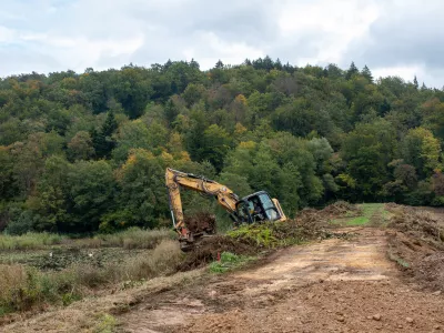 Veliki ribnik v dolini Drage je že izpraznjen in ob njem že potekajo gradbena dela za ureditev jezu. Foto: Ur&scaron;a Per&scaron;ič