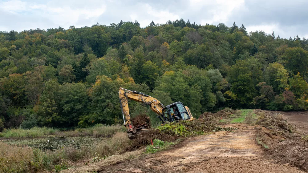 Veliki ribnik v dolini Drage je že izpraznjen in ob njem že potekajo gradbena dela za ureditev jezu. Foto: Ur&scaron;a Per&scaron;ič