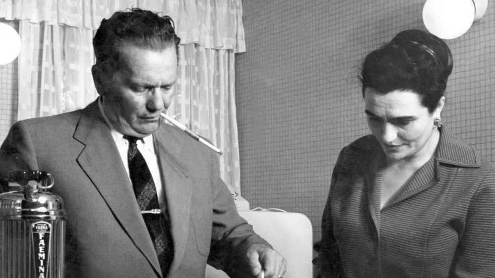 Na nedatovan&eacute;m sn&iacute;mku si jugosl&aacute;vsk&yacute; prezident Josip Broz Tito a Jovanka Brozov&aacute; připravuj&iacute; k&aacute;vu.,Image: 670240090, License: Rights-managed, Restrictions:, Model Release: no 