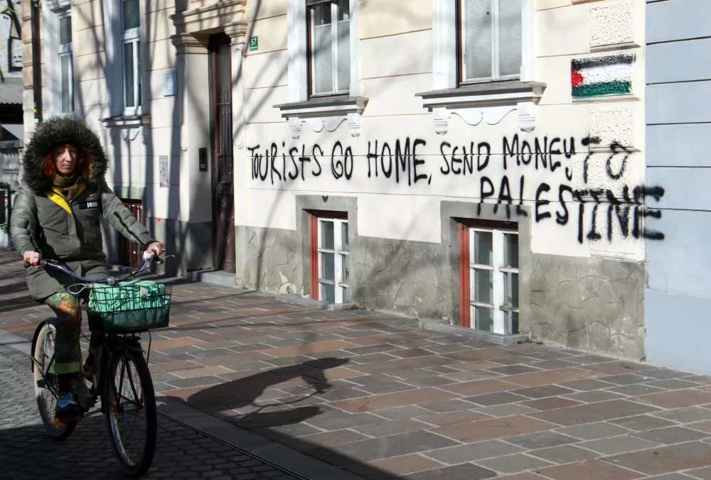 &raquo;Niti en teden ni minil, pa se je na fasadi že pojavil prvi napis&laquo;: Za prenovo plačal 15 tisočakov, zdaj pa nemočen opazuje grafite