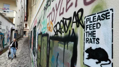 &raquo;Niti en teden ni minil, pa se je na fasadi že pojavil prvi napis&laquo;: Za prenovo plačal 15 tisočakov, zdaj pa nemočen opazuje grafite