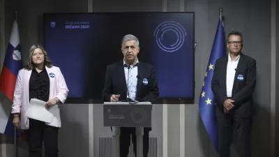 mag.ElenaZavadlav Ušaj, Janez Žakelj Zvonko Černač9.10.2026 - novinarska konferenca koalicijskih strank ob vložitvi predlogov za posvetovalne referendume. referendum Foto: Luka Cjuha