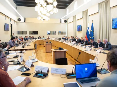 Ljubljana.Prva seja Ekonomsko-socialnega sveta (ESS) v mandatu trenutne vlade pod vodstvom Janeza Janse, na kateri bodo predstavili delo vlade in vladnih resorjev clanov ESS ter pricakovanja socialnih partnerjev v mandatu 2026-2030.