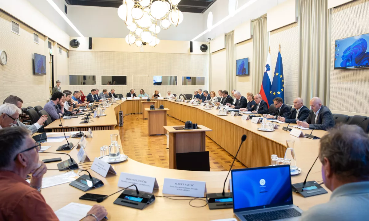 Višje neto plače združile sindikate in delodajalce