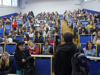 - predavalnica FF - Filozofska fakulteta UL, A&scaron;kerčeva cesta 2 v Ljubljani -  - Informativni dnevi 2015 - informativni dan na fakultetah in srednjih &scaron;olah za bodoče &scaron;tudente in dijake - izobraževanje - &scaron;olstvo - &scaron;tudij - dijaki - &scaron;tudenti - //FOTO: Jaka Gasar