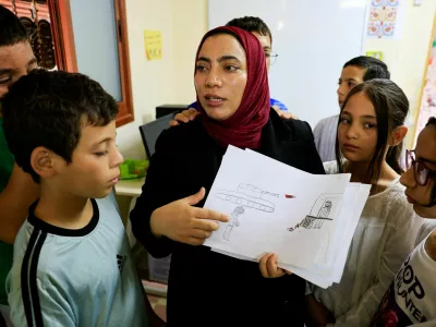 Palestinian artist and founder of Rommana, Sarah abu Madi, speaks to children at her studio in Hebron, in the Israeli-occupied West Bank, September 22, 2026. REUTERS/Mussa Qawasma  TPX IMAGES OF THE DAY / Foto: Mussa Qawasma