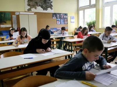 - Osnovna &scaron;ola Bičevje v Ljubljani - razred - učilnica - osnovno&scaron;olci - učenci - &scaron;olstvo - tujci v Sloveniji - naglavna ruta - muslimani - - 07.05.2015 - Nacionalno preverjanje znanja (NPZ) v osnovnih &scaron;olah - pisno preverjanje znanja iz maternega jezika za učence 6. in 9. razreda //FOTO: Tomaž Skale