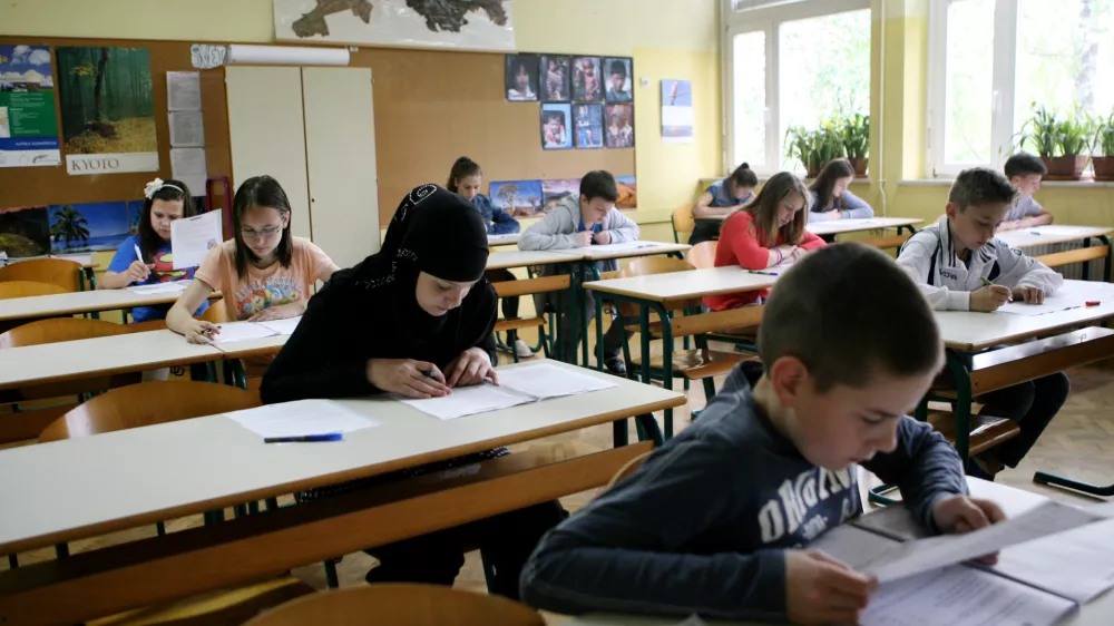 - Osnovna &scaron;ola Bičevje v Ljubljani - razred - učilnica - osnovno&scaron;olci - učenci - &scaron;olstvo - tujci v Sloveniji - naglavna ruta - muslimani - - 07.05.2015 - Nacionalno preverjanje znanja (NPZ) v osnovnih &scaron;olah - pisno preverjanje znanja iz maternega jezika za učence 6. in 9. razreda //FOTO: Tomaž Skale