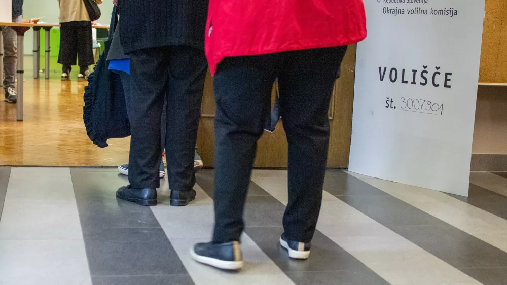 Ljubljana, prostori MOL.Predcasno glasovanje za zakonodajni referendum o noveli zakona o parlamentarni preiskavi ter tri posvetovalne referendume - o ukinitvi obveznega placevanja prispevka za Radiotelevizijo Slovenija, o pogojevanju pravice do denarne socialne pomoci z aktivnim vkljucevanjem delovno sposobnih upravicencev v druzbenokoristna dela ter o volilni pravici na lokalnih volitvah.