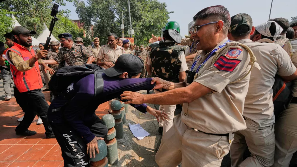 Police detain protesters during a demonstration demanding the resignation of Chief Election Commissioner Gyanesh Kumar in New Delhi, India, Saturday, Oct. 10, 2026.(AP Photo/Manish Swarup)