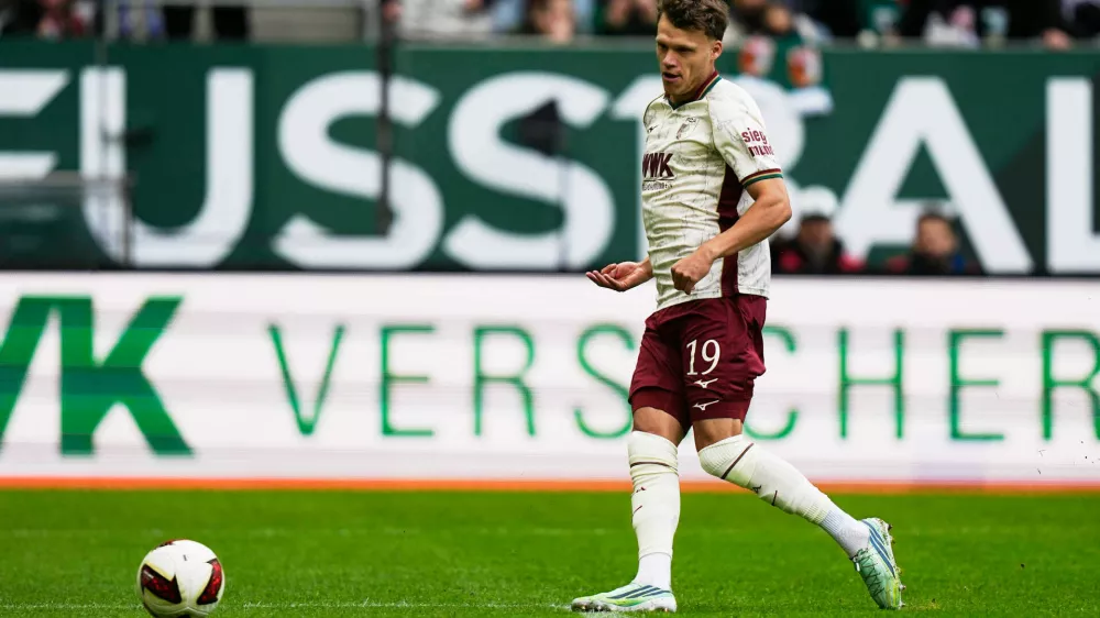 Augsburg's Robin Fellhauer scores his side's opening goal during the German Bundesliga soccer match between FC Augsburg and FC Bayern Munich in Augsburg, Germany, Oct. 10, 2026. (AP Photo/Matthias Schrader)