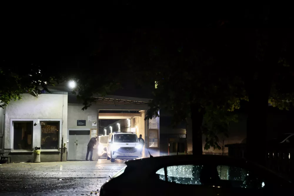 (SPREMLJAMO) Ob močno poostreni varnosti selijo zapornike s Pov&scaron;etove v Dobrunje