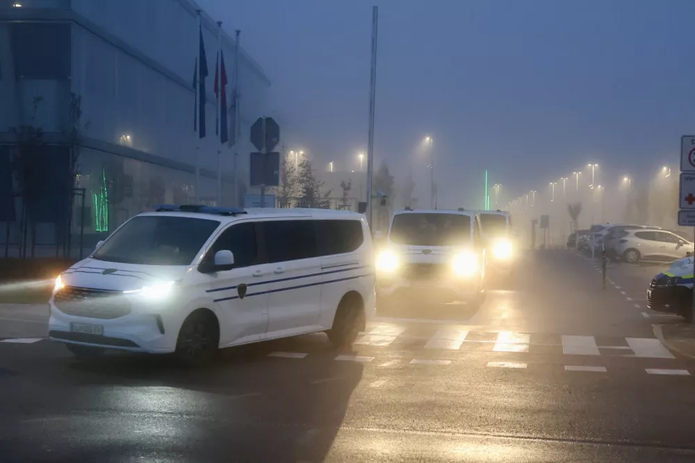 (SPREMLJAMO) Ob močno poostreni varnosti selijo zapornike s Pov&scaron;etove v Dobrunje