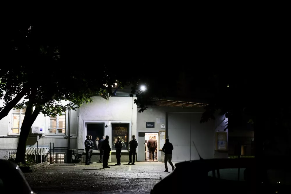 (SPREMLJAMO) Ob močno poostreni varnosti selijo zapornike s Pov&scaron;etove v Dobrunje