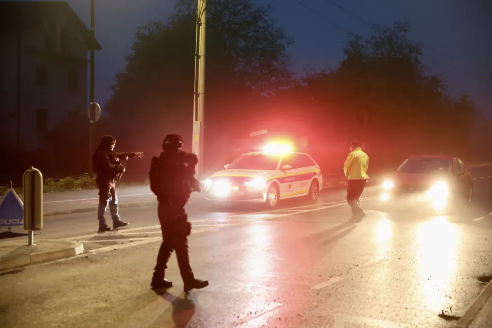 (SPREMLJAMO) Ob močno poostreni varnosti selijo zapornike s Pov&scaron;etove v Dobrunje