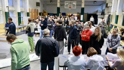 (FOTO) Kaos na ljubljanskem volišču: nekateri čakali uro in pol, drugi so se obrnili in odšli