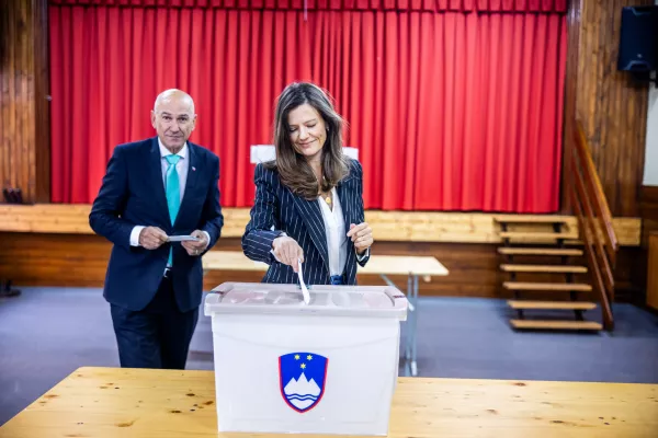 Sentilj, Dom krajanov Sentilj.Glasovanje na stirih referendumih.Predsednik vlade in predsednik SDS Janez Jansa s soprogo Ursko Bacovnik Jansa na voliscu v Domu krajanov Sentilj.