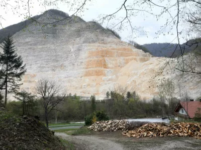 21.04.2023 - Kamnolom Stahovica, kjer podjetje Calcit izkori&scaron;ča beli kalcit in sivi apnenec, mineralne surovine - Foto: Tomaž Skale