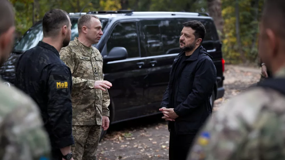 Ukraine's President Volodymyr Zelenskiy, Commander-in-Chief of the Ukrainian Armed Forces Major General Mykhailo Drapatyi and Ukrainian Defence Minister Yevhenii Khmara talk as they visit service members of the 66th Separate Mechanized Brigade named after Prince Mstyslav the Brave, amid Russia's attack on Ukraine, near the front line in Donetsk region, Ukraine, September 30, 2026. Ukrainian Presidential Press Service/Handout via REUTERS ATTENTION EDITORS - THIS IMAGE HAS BEEN SUPPLIED BY A THIRD PARTY. REFILE - QUALITY REPEAT