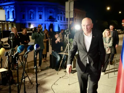 Referendumska drama: SDS ponuja roko, opozicija vztraja, da to ni poraz