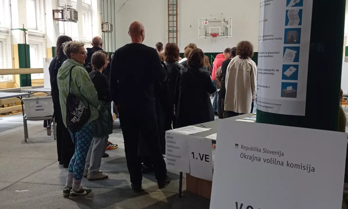 Po pošti lahko prispe še okoli 3000 glasov