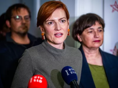 Ljubljana, sedez Levice.Stranka Levica v pricakovanju rezultatov referenduma o noveli zakona o parlamentarni preiskavi ter treh posvetovalnih referendumov.Izjava za medije sokoordinatorjev Levice Luke Mesca in Aste Vrecko ob objavi delnih rezultatov.
