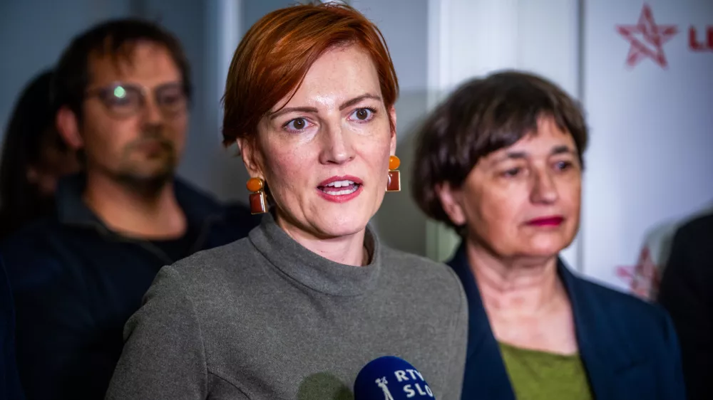Ljubljana, sedez Levice.Stranka Levica v pricakovanju rezultatov referenduma o noveli zakona o parlamentarni preiskavi ter treh posvetovalnih referendumov.Izjava za medije sokoordinatorjev Levice Luke Mesca in Aste Vrecko ob objavi delnih rezultatov.