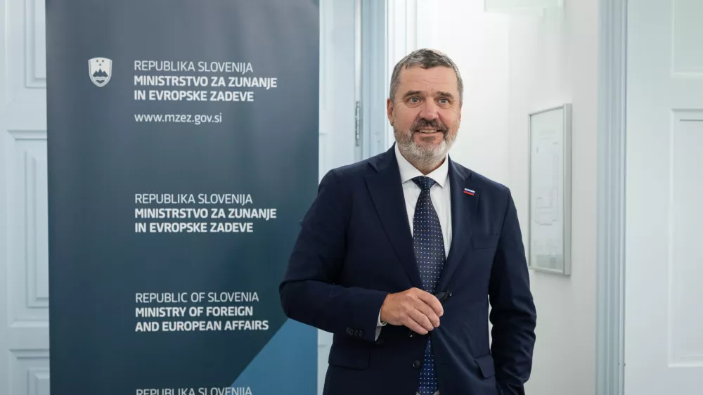 Ljubljana, MZEZ.Minister za zunanje in evropske zadeve Tone Kajzer je vodil prvo zasedanje strateskega sveta v svojem mandatu, na katerem so razpravljali o prenovi zunanjepoliticne strategije Slovenije.
