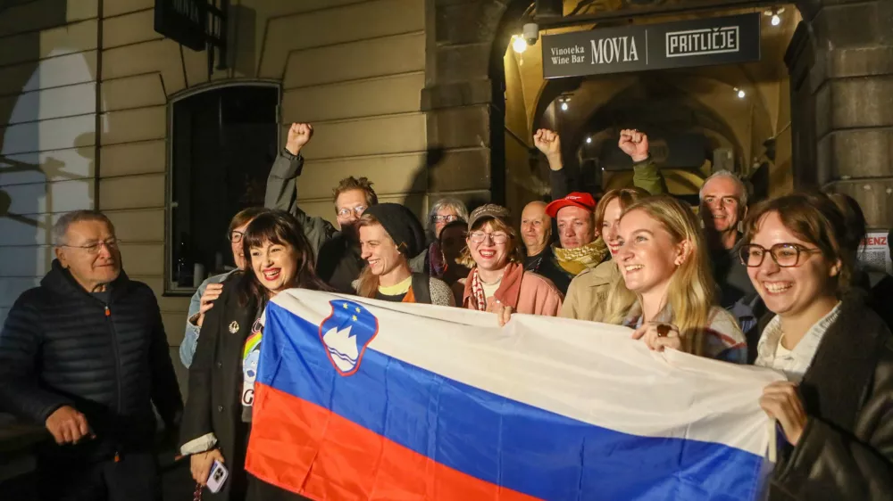 11.10.2026 - referendum 4x za 4x proti 11 oktober - zakonodajni in 3 x posvetovalni referendum - ekipa In&scaron;tituta 8. marec skupaj s civilno družbo rezultate referenduma spremljala v PritličjuFoto: Luka Cjuha