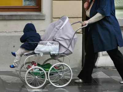 - retro otro&scaron;ki voziček - //FOTO: Tomaž Skale