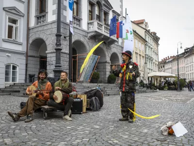 12.10.2026 -- Protest uličnih glasbenikov pred mestno hi&scaron;o. Ulični glasbenik - magistrat - mestna hi&scaron;a Foto: Luka Cjuha​