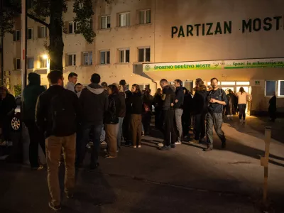 Do glasovnice po uri in pol čakanja, DVK: "Z organizacijskega vidika je vse potekalo gladko"