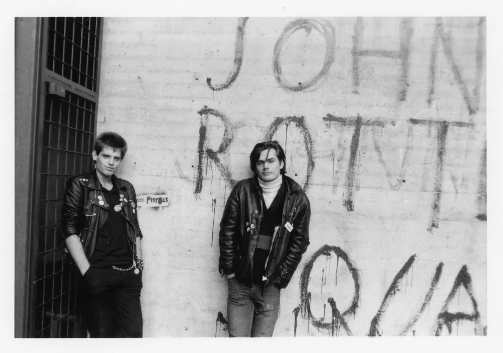 Dokumentarec Andreja Ko&scaron;aka Punk pod komunističnim režimom prikazuje slovensko punk sceno (1977&ndash;1985), katere akterji so med Titovim umiranjem zadali prvi kontrakulturni udarec jugoslovanskemu režimu. Ti srednje&scaron;olci niso pristajali na enoumje in so bili razpeti med zbiranjem na Johnny Rotten trgu in tveganjem zapora. F Sini&scaron;a Lopojda