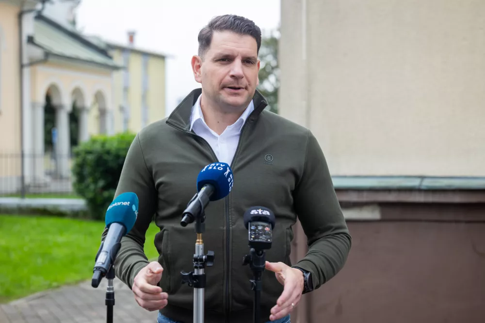 Kranj.Glasovanje na stirih referendumih.Izjava za medije predsednika DZ Zorana Stevanovica.