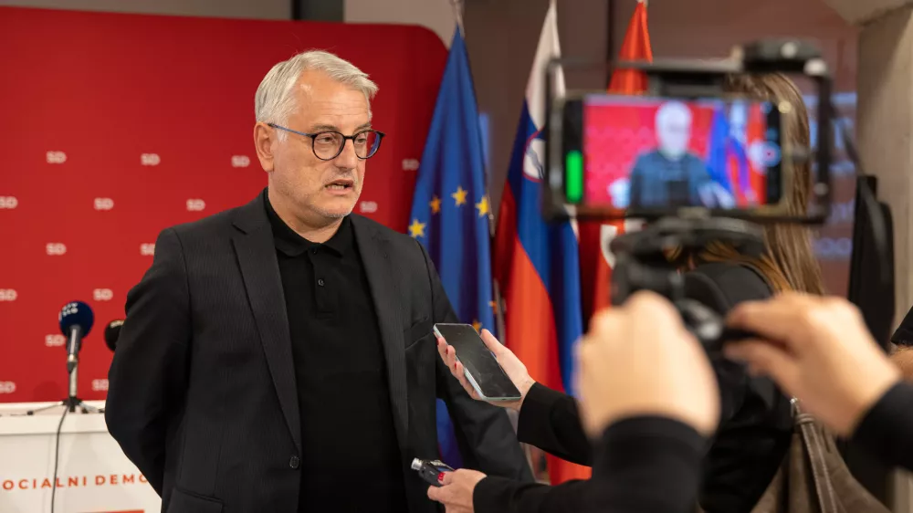Ljubljana, centrala SD.Stranka SD v pricakovanju rezultatov zakonodajnega referenduma o noveli zakona o parlamentarni preiskavi ter treh posvetovalnih referendumov.Izjava za medije predsednika SD Matjaza Hana po objavi delnih rezultatov.