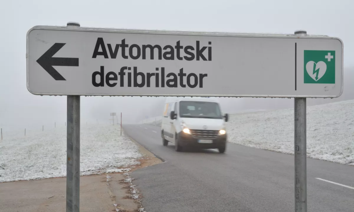Ob tednu oživljanja poziv lastnikom defibrilatorjev k posodobitvi podatkov