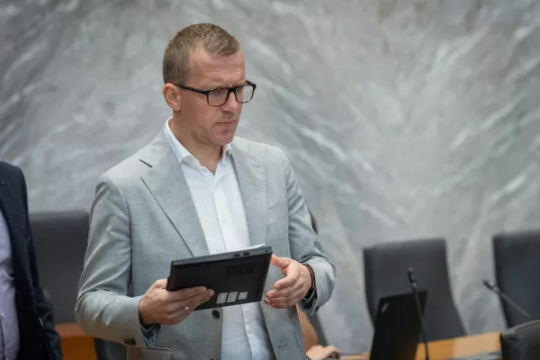 Ljubljana, DZ.Izredna seja DZ, na kateri so predstavili proracunski memorandum 2027-2028, predlog sprememb proracuna RS za leto 2027 in predlog proracuna RS za leto 2028.Poslanec Resnice Boris Mijic.
