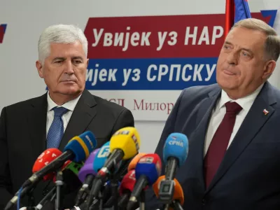 12.10.2026., Centrala SNSD, Banja Luka (BiH) &ndash; Predsjednici SNSD-a i HDZ-a BiH Milorad Dodik i Dragan Covic odrzali su konferenciju za novinare nakon sastanka delegacija dviju stranaka. Govorili su o formiranju vlasti nakon Opcih izbora u Bosni i Hercegovini, nastavku politicke suradnje SNSD-a i HDZ-a BiH te odnosima i buducim dogovorima na drzavnoj razini. Photo: Dejan Rakita/PIXSELL