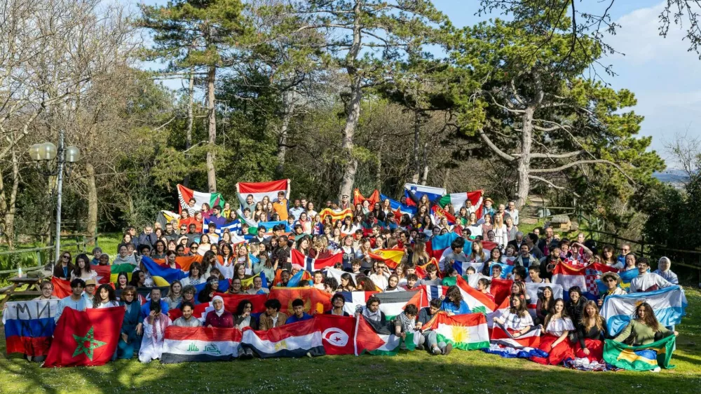  &scaron;tipendije UWC, ki dijakom iz Slovenije omogočajo dveletno &scaron;olanje v mednarodnem okolju. 